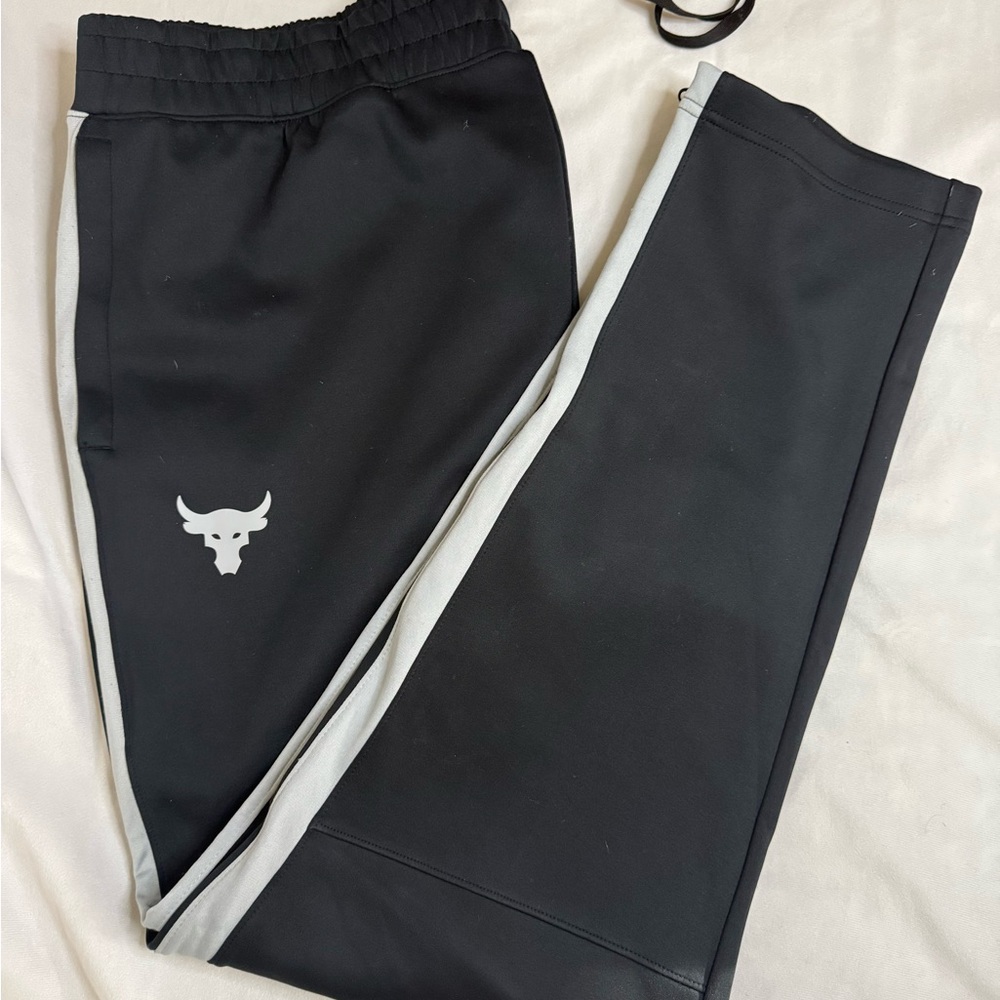 EUC Men’s XXL Under Armour track pants with zipper detail